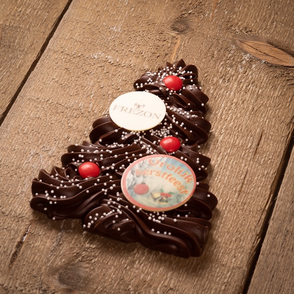 https://frezon.nl/media/catalog/product/c/h/chocolade-kerstboom-roomchocolade_met_logo.jpg