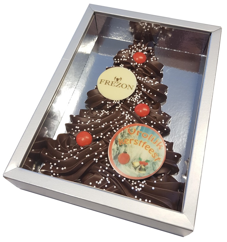 https://frezon.nl/media/catalog/product/r/o/roomchocolade-kerstboom-met-uw-logo-frezon-chocolade-frezonlogo_1.jpg